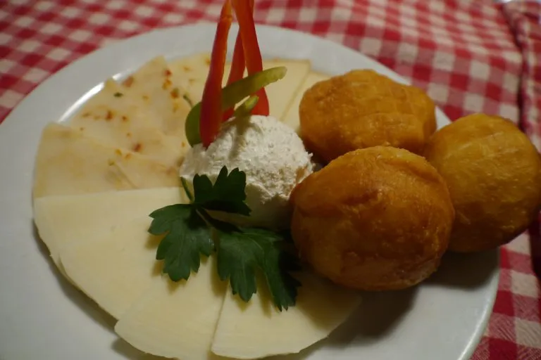 menu balcanico piatto di formaggi