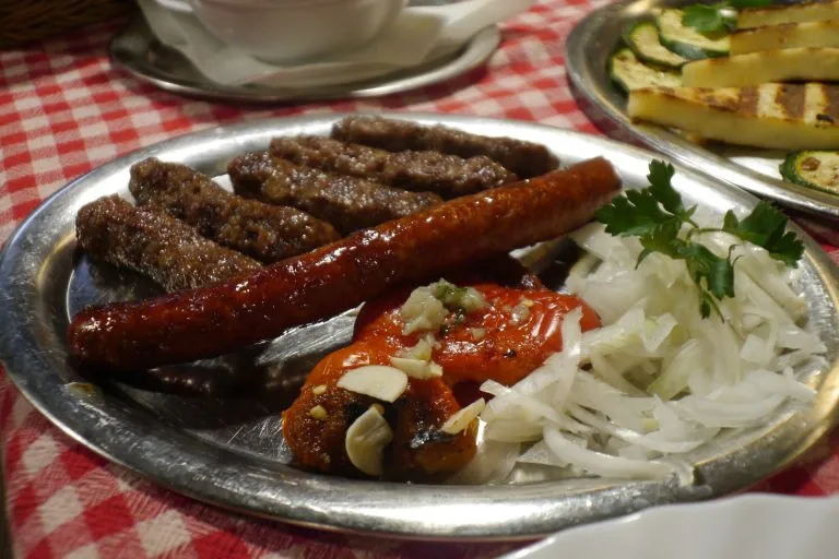 balkanisches Menü gegrilltes Fleisch
