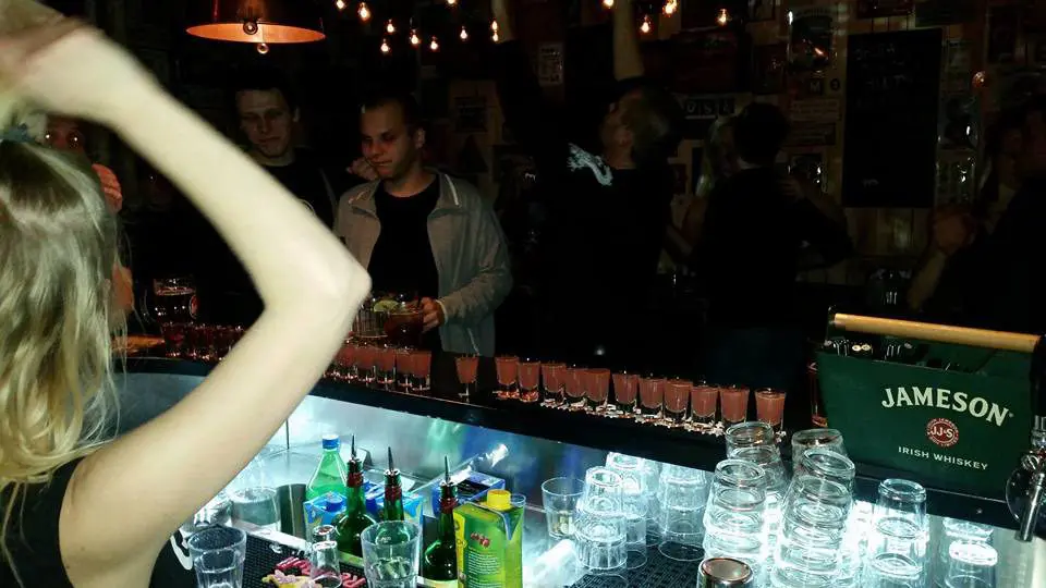 feest in shooters bar