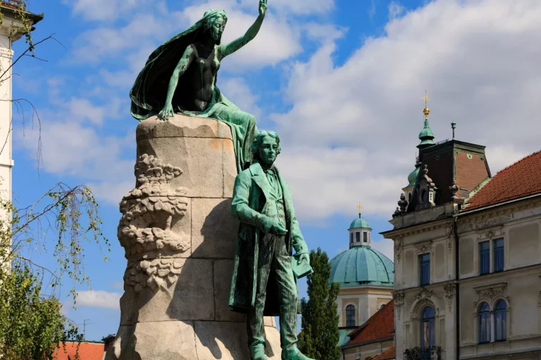 Prešeren-Denkmal, eine Bronzestatue des slowenischen Nationaldichters France Prešeren, in Ljubljana, der Hauptstadt Sloweniens. Es ist eines der bekanntesten slowenischen Denkmäler. Die Statue ist ein Entwurf von Ivan Z